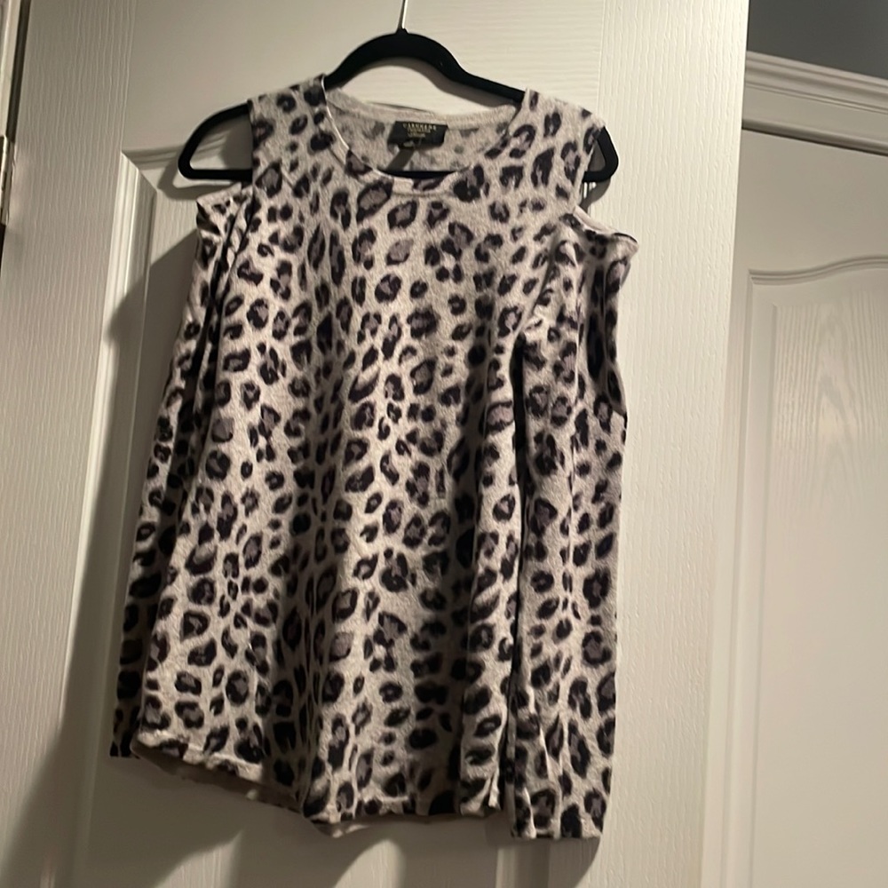 Cashmere cold shoulder sweater m